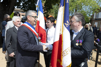 photo du Maire qui serre la main aux porteurs de drapeau - Agrandir l'image 5 sur 26, fenêtre modale