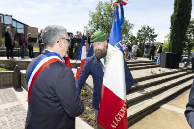 photo du Maire qui serre la main aux porteurs de drapeau - Agrandir l'image 4 sur 26, fenêtre modale