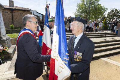photo du Maire qui serre la main aux porteurs de drapeau - Agrandir l'image 3 sur 26, fenêtre modale