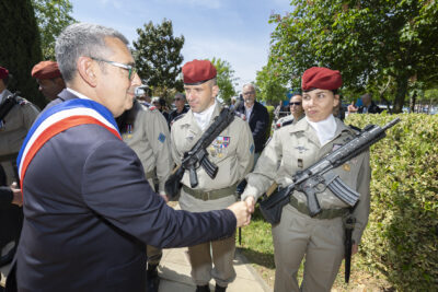 photo du Maire qui serre la main à une femme en tenue militaire - Agrandir l'image 2 sur 26, fenêtre modale