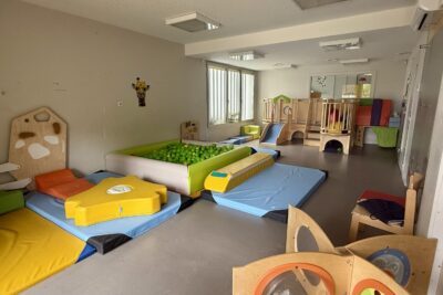 photo d'une pièce de jeux avec tatamis, piscine à boules, et structure de jeux avec mini toboggan - Agrandir l'image 4 sur 8, fenêtre modale