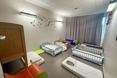 photo d'une pièce avec des lits pour enfants, matelas au sol avec protections sur les côtés, pièce fermée par rideau - Agrandir l'image 5 sur 8, fenêtre modale