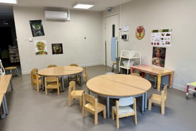photo d'une pièce avec des tables et des petites chaises - Agrandir l'image 7 sur 8, fenêtre modale