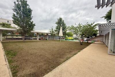 photo de l'extérieur avec coin végétalisé, arbres et ciel gris - Agrandir l'image 2 sur 8, fenêtre modale