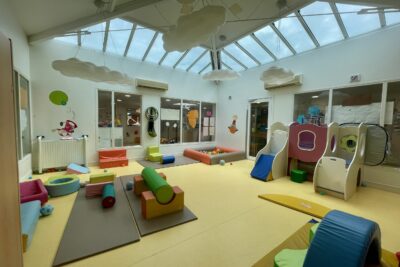 photo d'une grande salle avec tatamis au sol et structure de jeux et parcours motricité - Agrandir l'image 6 sur 10, fenêtre modale