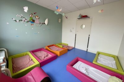 photo de lits pour enfants au sol, dans une petite pièce avec dessins sur le mur - Agrandir l'image 4 sur 10, fenêtre modale