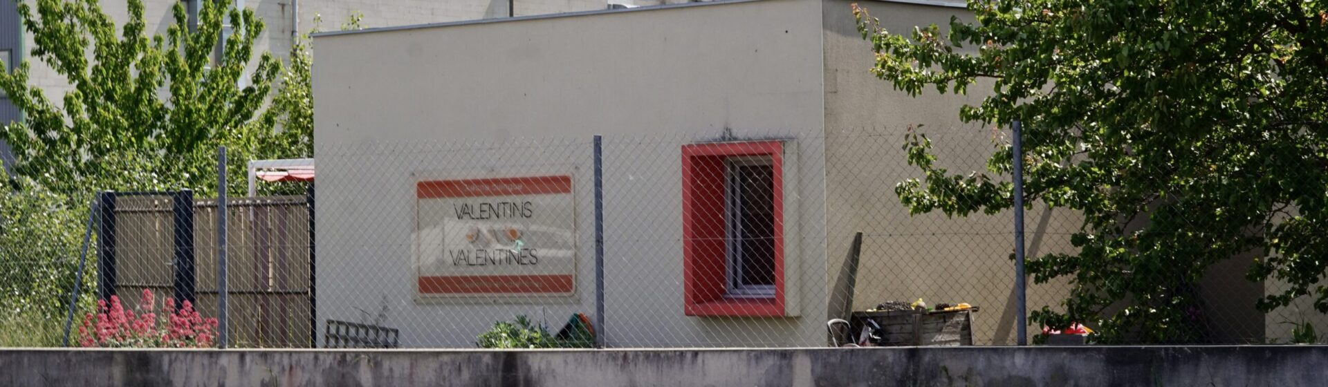 photo de l'extérieur d'un bâtiment avec écrit "Valentins et valentines"