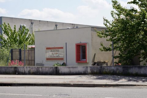 photo de l'extérieur d'un bâtiment avec écrit "Valentins et valentines"
