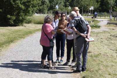 photo de six personnes rassemblées en cercle sur un chemin en extérieur, au soleil - Agrandir l'image 12 sur 19, fenêtre modale
