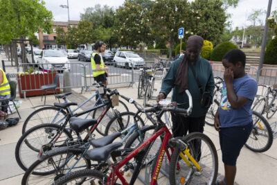 photo d'une mère et d'un jeune qui regardent un vélo - Agrandir l'image 10 sur 19, fenêtre modale