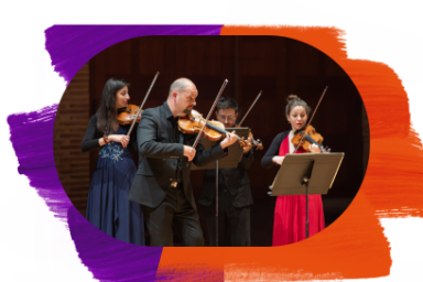 les violonistes de l'Orchestre jouent de profil et debout en tenues de soirée penchés sur leur pupitres dans un mouvement synchronisé plein de grâce.