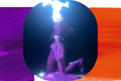 Une croix illuminée au néon blanc le corps de la danseuse vêtue de haillons agenouillée et le corps jeté en arrière au pied de la croix. - Agrandir l'image, fenêtre modale