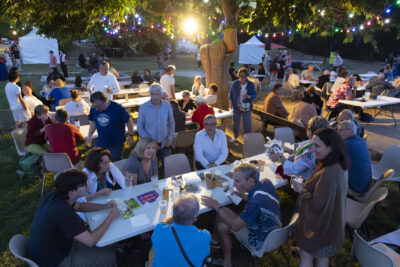 photo dans un parc de groupes de personnes attablées alors que le soleil se couche - Agrandir l'image 2 sur 15, fenêtre modale