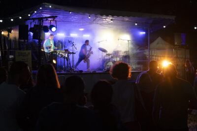 photo d'un concert de nuit, sur scène un homme de profil au saxophone, un autre homme au clavier, devant la scène des silhouettes dans l'ombre - Agrandir l'image 6 sur 15, fenêtre modale