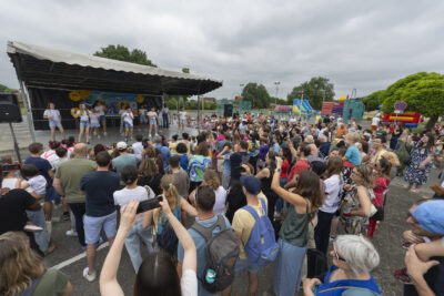 photo de la foule qui regarde le spectacle de jeunes filles sur une scène - Agrandir l'image 3 sur 14, fenêtre modale