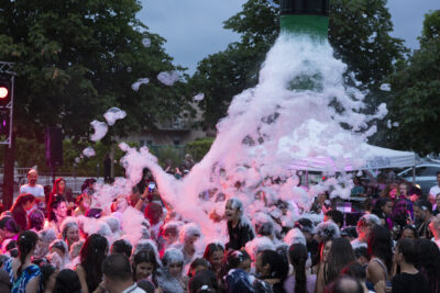 photo en soirée u début de la soirée mousse, la mousse tombe sur la foule rassemblée, de jeunes surtout - Agrandir l'image 12 sur 14, fenêtre modale