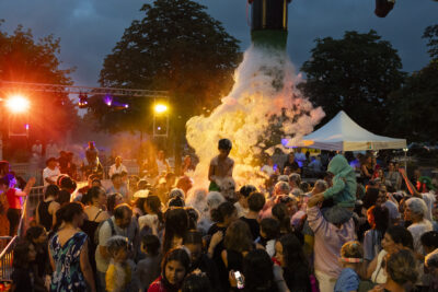 photo le soir d'une soirée mousse en extérieur, de nombreuses familles sur place - Agrandir l'image 14 sur 14, fenêtre modale