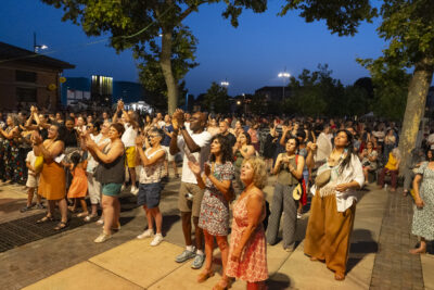 photo du public nombreux qui applaudit alors que la nuit est tombée - Agrandir l'image 7 sur 14, fenêtre modale