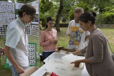photo de quatre personnes autour d'une table, debout, dans un parc - Agrandir l'image 3 sur 19, fenêtre modale