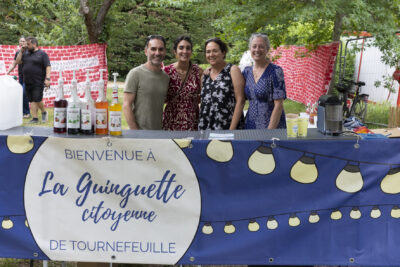 photo de quatre personnes derrière le stand de la guinguette citoyenne de Tournefeuille - Agrandir l'image 6 sur 19, fenêtre modale