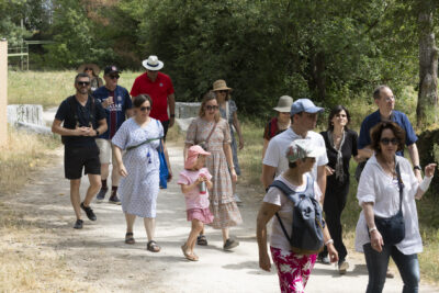 photo de familles qui marchent sur un chemin entouré de végétation, au soleil et à l'ombre des arbres - Agrandir l'image 5 sur 13, fenêtre modale