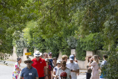 photo d'une vingtaine de personnes qui marchent à l'ombre sur un chemin piétonnier - Agrandir l'image 6 sur 13, fenêtre modale