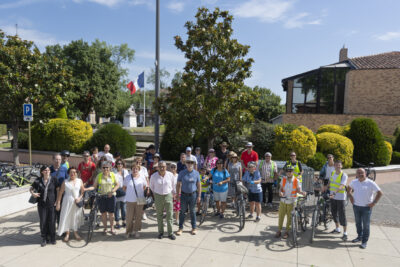 Photo de l'ensemble des participants sur le parvis de la Mairie, des familles et élus, certains avec vélo - Agrandir l'image 1 sur 13, fenêtre modale