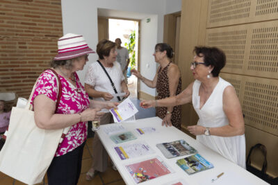 photo de quatre femmes, deux derrière une table sur laquelle il y a des supports de communication, qui échangent avec les deux autres face à elle - Agrandir l'image 11 sur 13, fenêtre modale