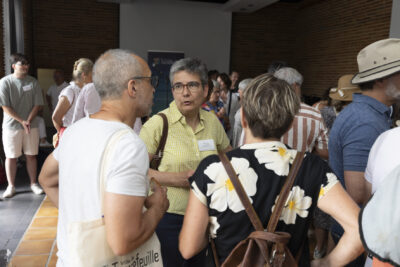 photo de personnes qui échangent dans une grande salle - Agrandir l'image 12 sur 13, fenêtre modale