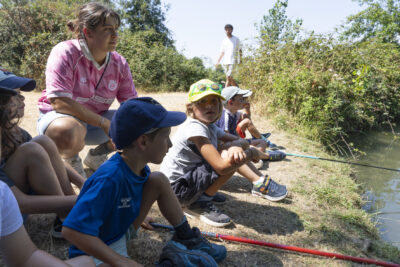 photo d'un groupe d'enfants agenouillés en train de pécher - Agrandir l'image 2 sur 21, fenêtre modale