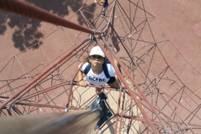 photo vue de haut d'une enfant qui grimpe dans une installation d'escalade faite de cordes - Agrandir l'image 20 sur 21, fenêtre modale