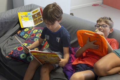 photo de deux enfants sur un canapé en train de lire des bandes-dessinées - Agrandir l'image 14 sur 21, fenêtre modale
