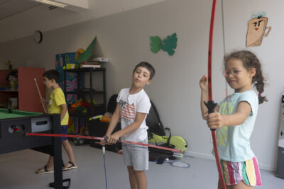 photo de deux enfants qui ont un arc, en intérieur et s'entraînent - Agrandir l'image 15 sur 21, fenêtre modale