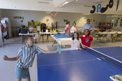photo d'enfants qui jouent au ping pong dans une salle - Agrandir l'image 13 sur 21, fenêtre modale