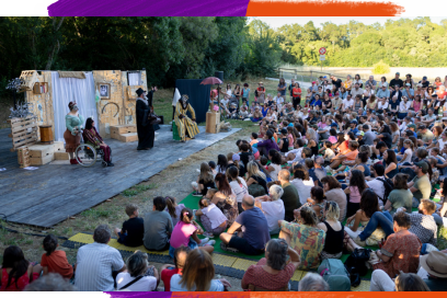Vue d'ensemble de public assis nombreux autour d'une estrade de théâtre de verdure, où des comédiens grimés costumés et masqués interprètent une pièce de Molière (le malade imaginaire) - Agrandir l'image, fenêtre modale