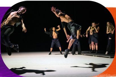 Sur la scène miroitante, les danseurs et danseuses de la compagnie sont en train d'effectuer des sauts spectaculaires leur ombre se reflétant sur le sol, ils et elles portent des boleros noirs qui laissent apparaître leur nudité. - Agrandir l'image, fenêtre modale