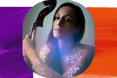 Portrait nimbé d'un filtre de lumière bleuté de la soliste violoncelliste Julie Sévilla Fraysse en haut en lamé rosé, les cheveux longs châtains coiffés autour des oreilles, les sourcils et la bouche bien dessinés, baissant les yeux d'un air pensif et langoureux vers l'objectif, elle tient de sa main gauche le pommeau de son instrument (à gauche de l'image). - Agrandir l'image, fenêtre modale