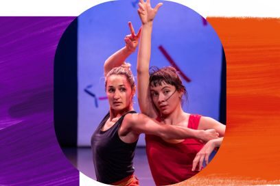 Deux jeunes danseuses transpirantes, en justaucorps et jupes coordonnés, rouge et bleu-gris, se tiennent l'une contre l'autre, dans une position accroupie et dynamique, visages, bras et mains nus, bustes tournés vers la caméra, autour d'elles, volettent des serpentins colorés, rouges et bleu sombre. - Agrandir l'image, fenêtre modale