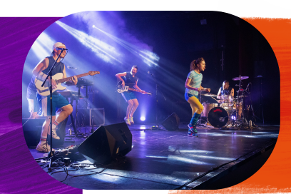 Sur la scène striée de lumières violettes, les musiciens et un coureur en collant jaune et tee-shirt rayé et chaussettes baskets, cheveux attachés et un sifflet à la bouche, se tiennent de profil à la caméra, le regard face au public dans une ambiance de concert musiques actuelles. - Agrandir l'image, fenêtre modale