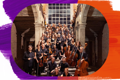 Vue d'ensemble de l'orchestre de l'Université de Toulouse rassemblé sur les marches d'un escalier somptueux d'un établissement à l'architecture d'influence baroque, tout sourire face à l'objectif. - Agrandir l'image, fenêtre modale