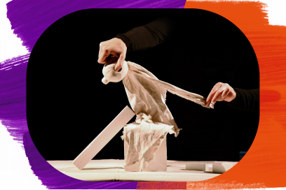 Marionnette de papier manipulée sur une table éclairée par un marionnettiste dans l'ombre. - Agrandir l'image, fenêtre modale