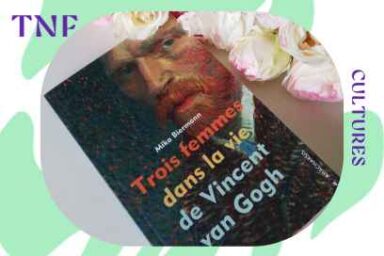 photo de la couverture d'un livre de poche ouvert portant le titre Trois femmes dans la vie de Vincent Van Gogh, avec l'autoportrait réalisé par le peintre, sur une table et cerné de fleurs aux pétales pâles
