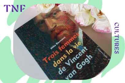 photo de la couverture d'un livre de poche ouvert portant le titre Trois femmes dans la vie de Vincent Van Gogh, avec l'autoportrait réalisé par le peintre, sur une table et cerné de fleurs aux pétales pâles - Agrandir l'image, fenêtre modale