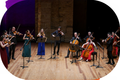 Sur le parquet de la scène de Saint-Pierre des cuisines à Toulouse, l'Orchestre joue disposé en arc de cercle et tenues somptueuses et colorées - Agrandir l'image, fenêtre modale