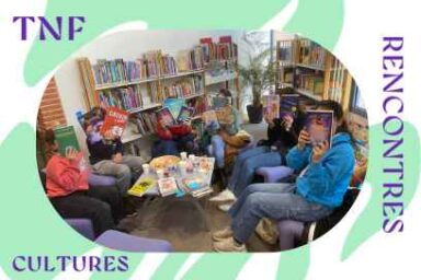 Dans les rayonnages de la médiathèque, des adolescents tiennent à bout de bras leur livre préféré qu'ils et elles arborent en lieu et place de leur visage tout en se tournant vers l'objectif