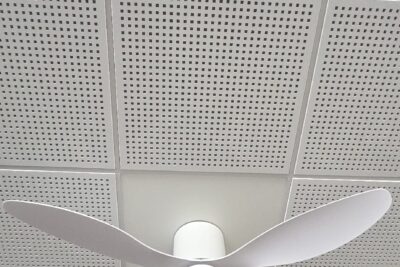 photo d'un plafond avec faux plafonds neufs et brasseurs d'air - Agrandir l'image 3 sur 3, fenêtre modale