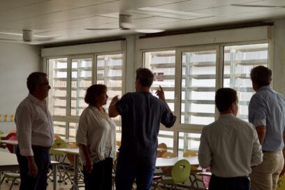Photo paysage en intérieur, de cinq personnes, dans un réfectoire d'école, avec des brasseurs d'air au plafond - Agrandir l'image, fenêtre modale