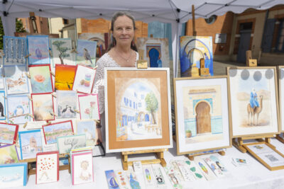 photo d'un stand d'artiste avec des illustrations en tableau et cartes postales - Agrandir l'image 3 sur 15, fenêtre modale