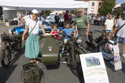 photo d'une famille avec deux enfants dans un side car de collection, les parents posent de chaque côté - Agrandir l'image 2 sur 15, fenêtre modale