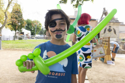 photo d'un jeune garçon maquillé en pirate qui porte une épée en ballon et défie l'objectif - Agrandir l'image 9 sur 15, fenêtre modale